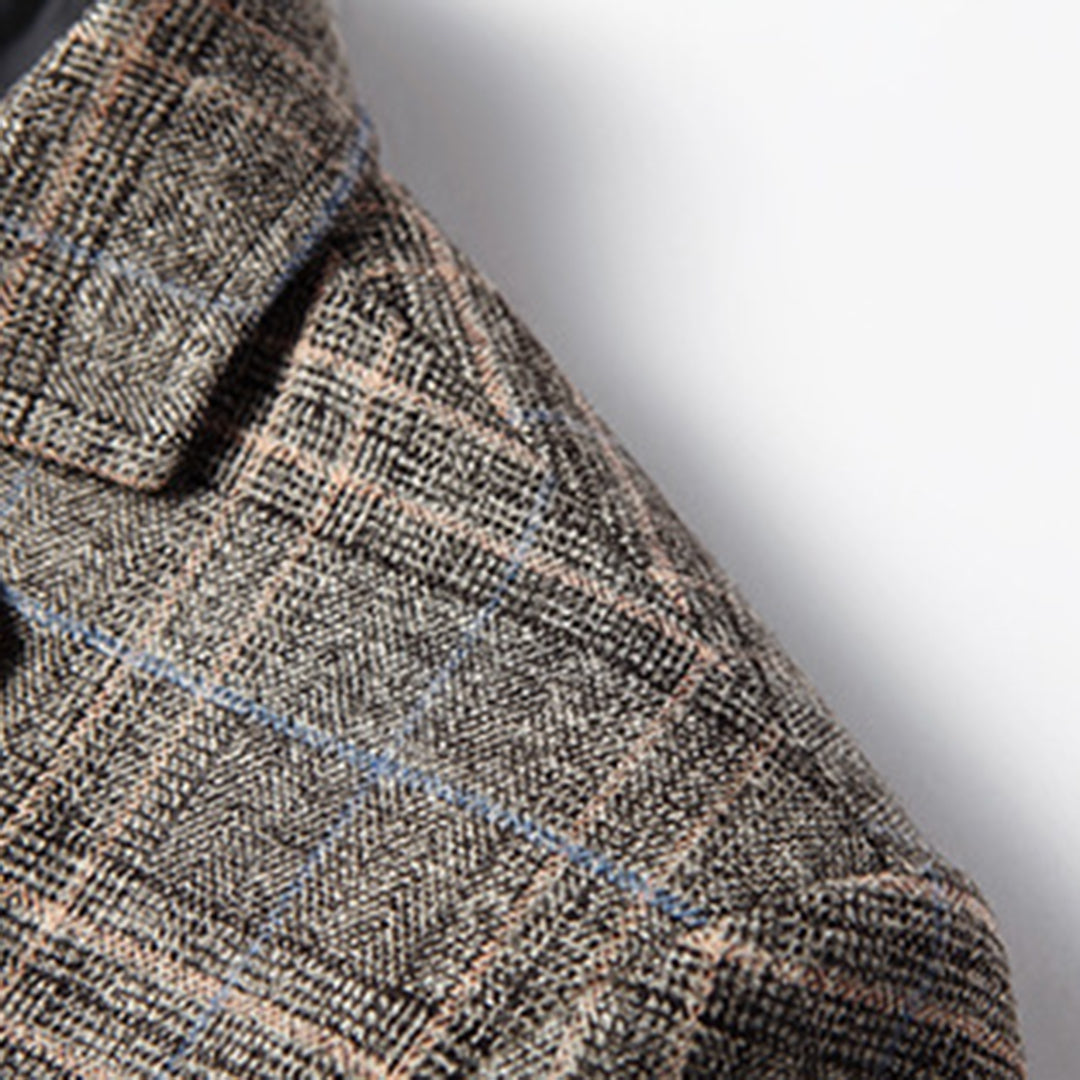 Grauer kariertes Herrenblazer aus Wolle, Nahaufnahme, modisches Design, hochwertige Verarbeitung.