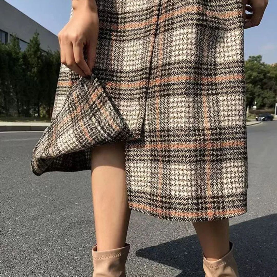 Damenkarierter Wollrock, braun-beige, knielang, Herbstmode, elegantes Design, Straße.