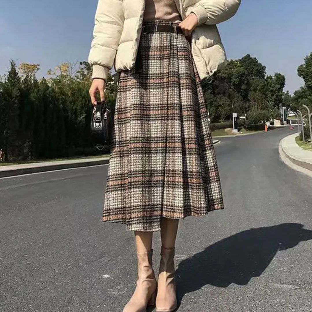 Damen Wollrock kariert, knielang, beige-braun, Herbstmode, elegant, Straßenhintergrund