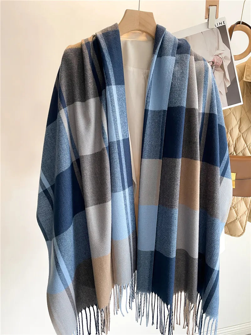 Blauer kariertem Schal aus Wolle mit Fransen, modisches Accessoire für Herbst und Winter.