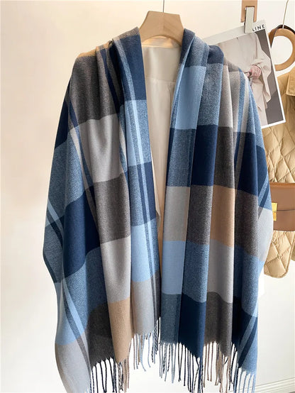 Blauer kariertem Schal aus Wolle mit Fransen, modisches Accessoire für Herbst und Winter.