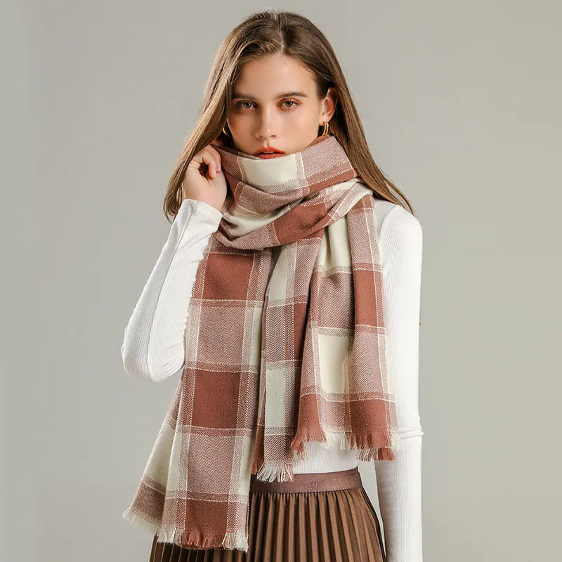 Frau mit kariertem Schal in Rosa und Weiß, modisches Accessoire, Herbst-Winter-Mode.