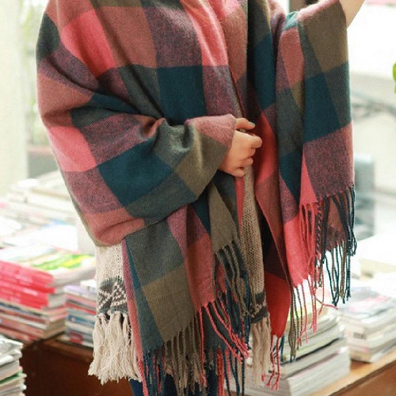 Frau trägt karierten Schal in Grau und Rosa, weiches Material, modisches Accessoire, Herbstmode.
