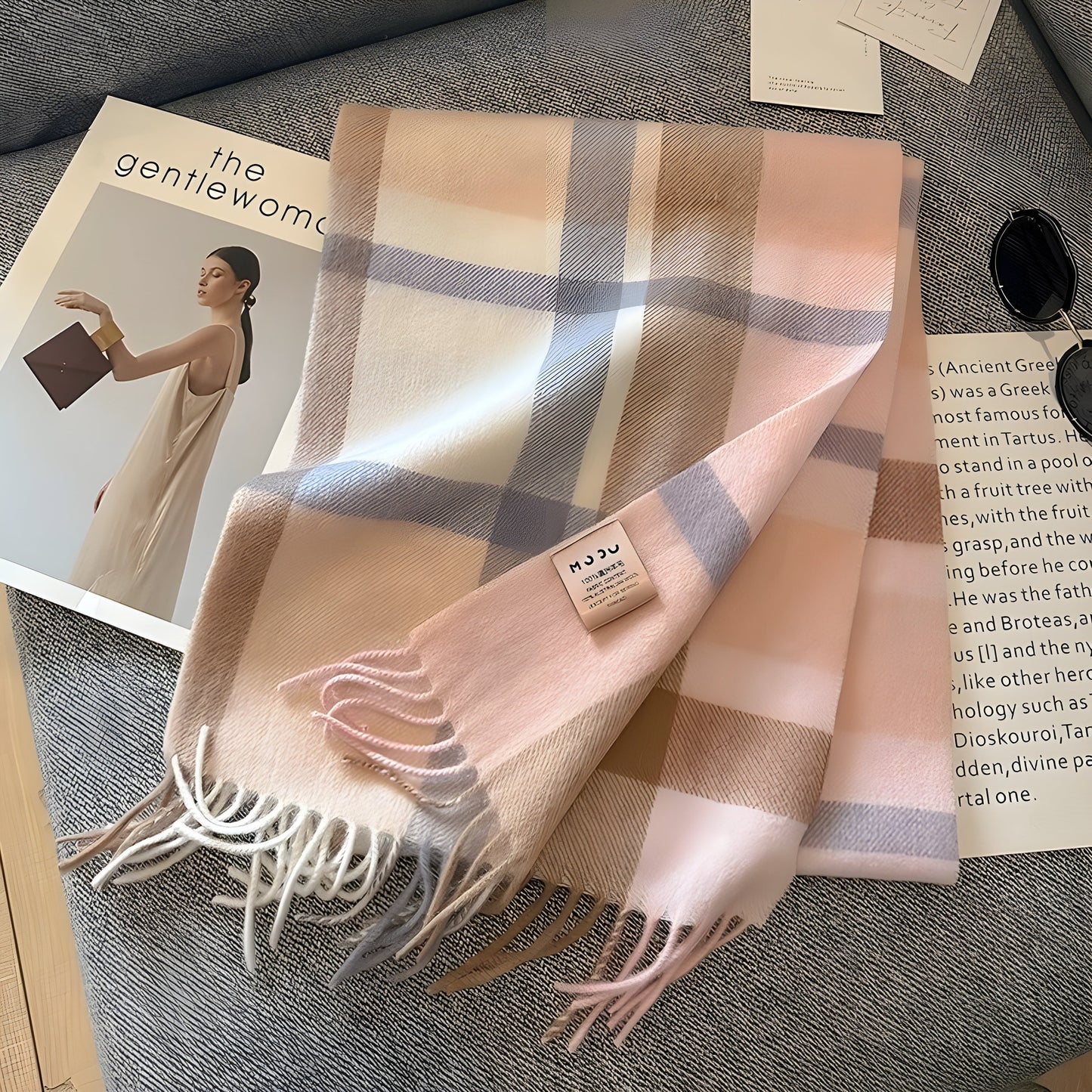 Beige-rosa kariertes Kaschmirschal, weiches Material, modisches Accessoire, elegantes Design.
