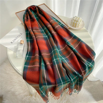 Karierter Wollschal in Rot-Grün auf Tisch, Herbstmode, weiches Material, stilvolles Accessoire.