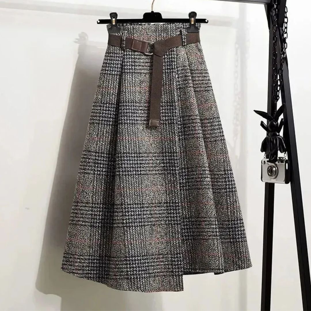 Grauer karierter Wollrock mit braunem Gürtel, knielang, elegant, Damenmode.