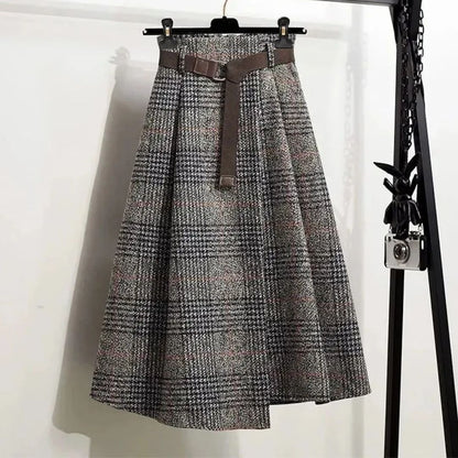 Grauer karierter Wollrock mit braunem Gürtel, knielang, elegant, Damenmode.