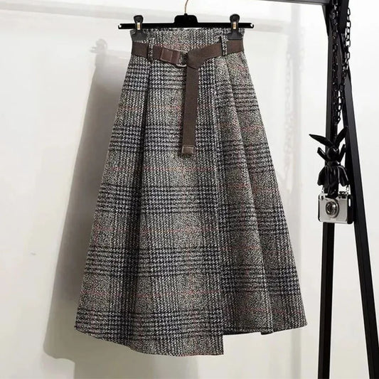 Grauer karierter Wollrock mit braunem Gürtel, knielang, elegant, Damenmode.
