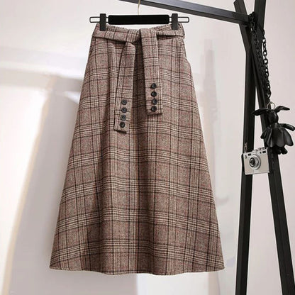 Brauner karierter Wollrock mit Knopfleiste, Damenmode, elegant, Herbst-Winter-Kleidung.