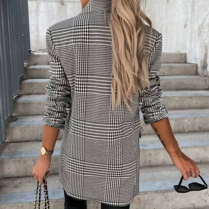 Frau im karierten Blazer, blonde Haare, Treppe, Sonnenbrille, modisch, stilvoll, Rückansicht.