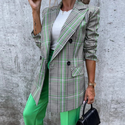 Frau im karierten Blazer und grüner Hose, modisch, elegant, Business-Look, Herbstmode.