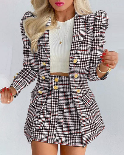 Frau in kariertem Blazer und Rock, schwarz-weiß, modisch, elegantes Outfit, Damenmode.
