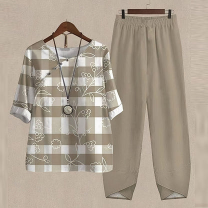 Beige Damen-Outfit, kariertes Oberteil mit Blumenmuster, passende Hose, lässiger Stil.
