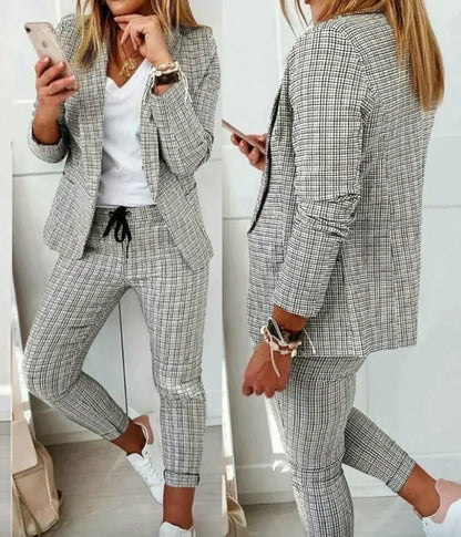 Frau im karierten Anzug mit weißem T-Shirt und Sneakers, Business-Casual-Look.