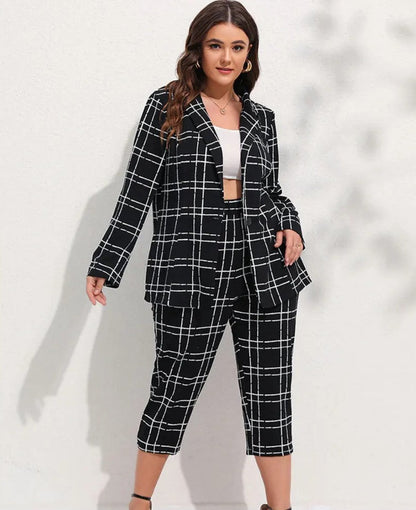 Frau in kariertem schwarzen Anzug mit weißem Top, modische Damenbekleidung, Business-Look.