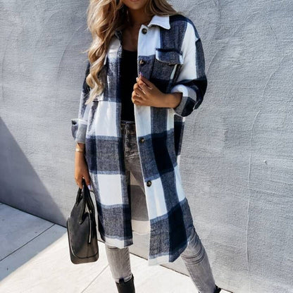 Frau in kariertem Oversize-Hemd, blau-weiß, mit schwarzer Tasche, modisch, urbaner Stil.