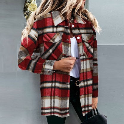 Frau trägt rot-karierten Wollmantel, Herbstmode, Damenjacke, lässiger Stil.