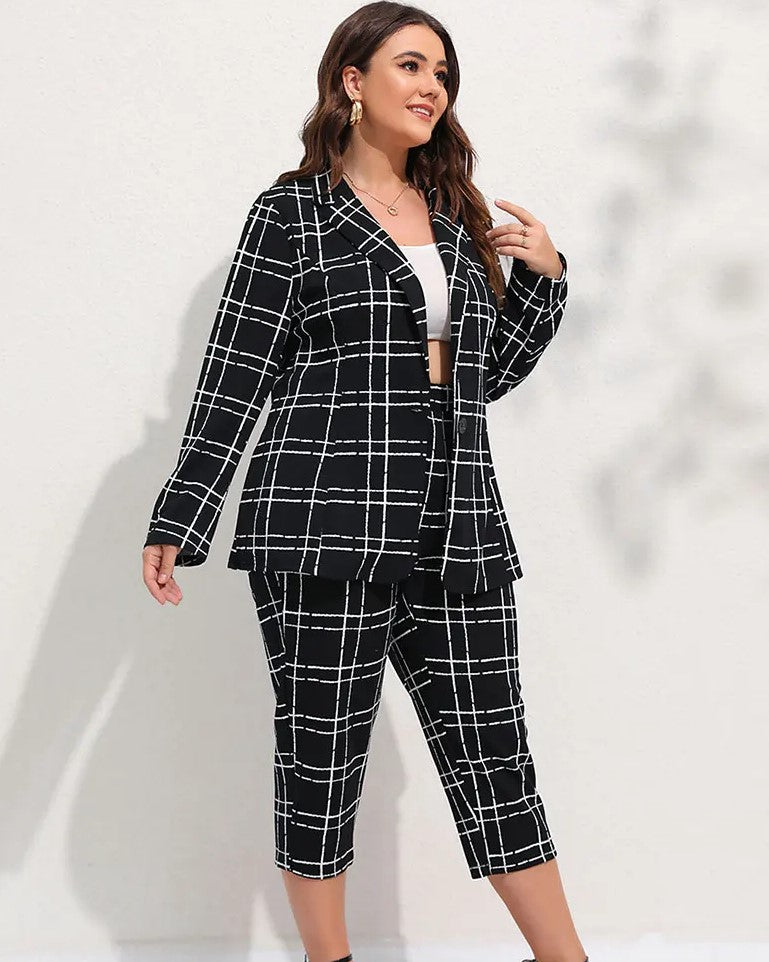 Schwarz-weiß karierter Damenanzug, Blazer und Hose, elegantes Business-Outfit.