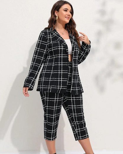 Schwarz-weiß karierter Damenanzug, Blazer und Hose, elegantes Business-Outfit.