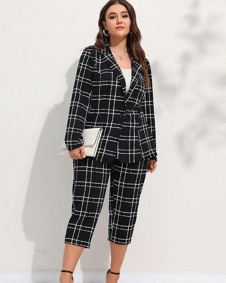 Frau im karierten schwarzen Anzug mit weißer Clutch, modische Damenbekleidung, Business-Look.
