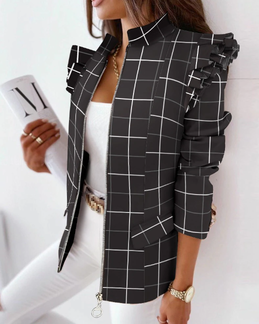 Frau in kariertem Blazer mit Rüschen, weißem Top und Hose, hält Magazin.