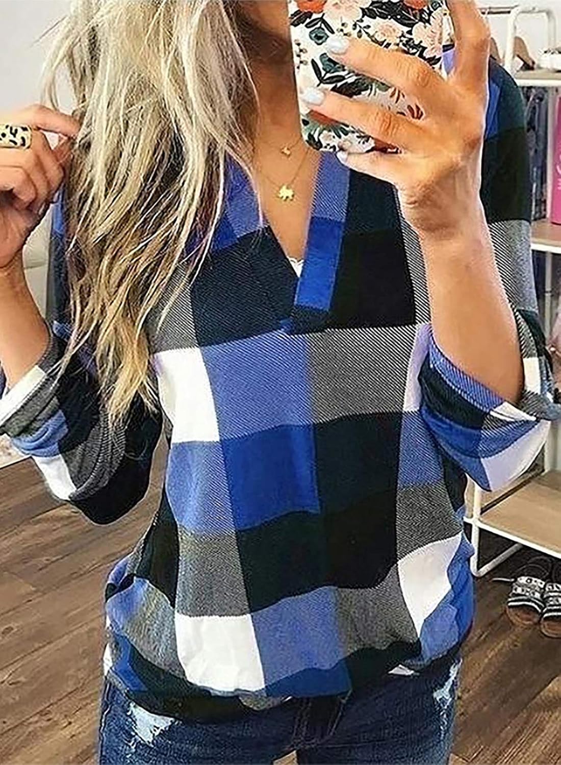 Frau trägt blau-schwarz kariertes Hemd, Selfie, modisch, Freizeitkleidung, Holzfußboden.