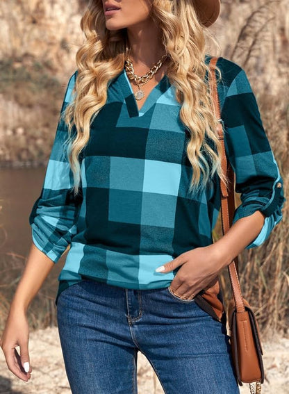 Frau in blau-kariertem Hemd, Jeans und Hut, Herbstmode, lässiger Stil, Outdoor-Hintergrund.