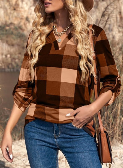 Frau in kariertem Hemd, braun-beige, mit blonden Locken und Jeans, Herbstmode.