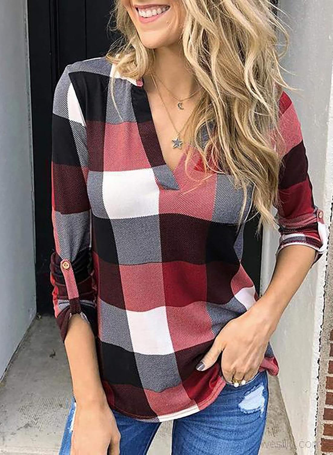 Frau trägt kariertes Langarmshirt in Rot, Schwarz, Weiß; modische Damenbekleidung.
