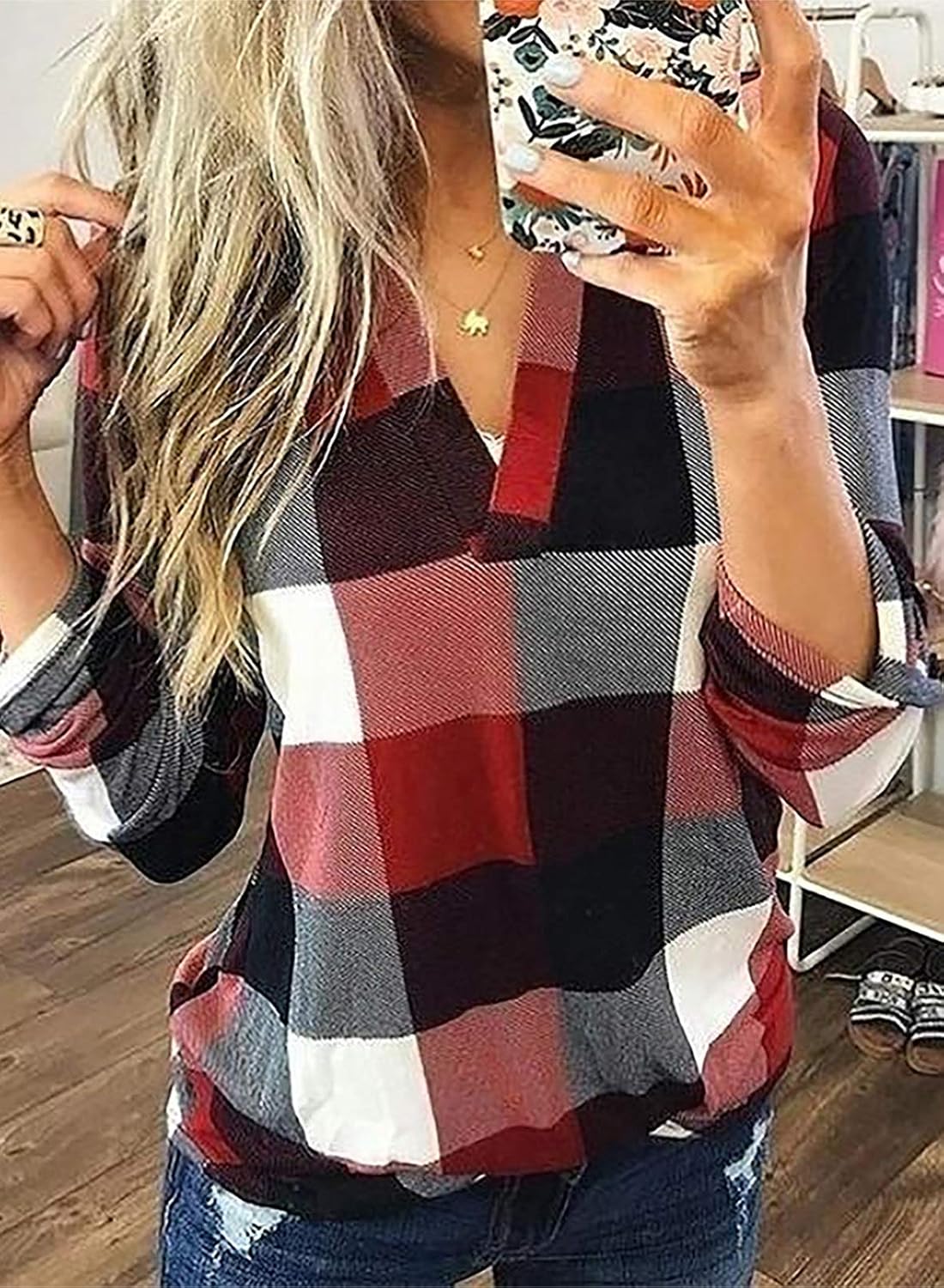 Frau trägt kariertes Hemd in Rot, Schwarz, Weiß, Langarm, Freizeitmode, Selfie im Spiegel.