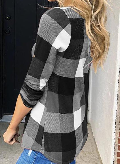 Frau trägt schwarz-weiß kariertes Langarmhemd, lässiger Stil, Herbstmode, Damenbekleidung.