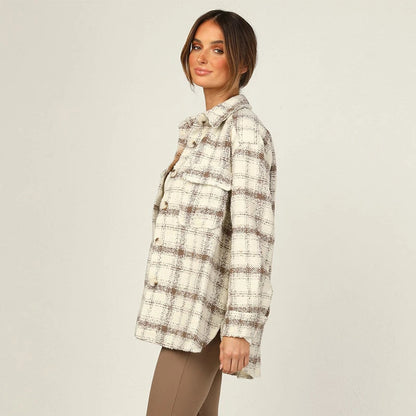 Frau trägt karierte Herbstjacke, beige-braun, lässiger Stil, Damenmode, seitliche Ansicht.
