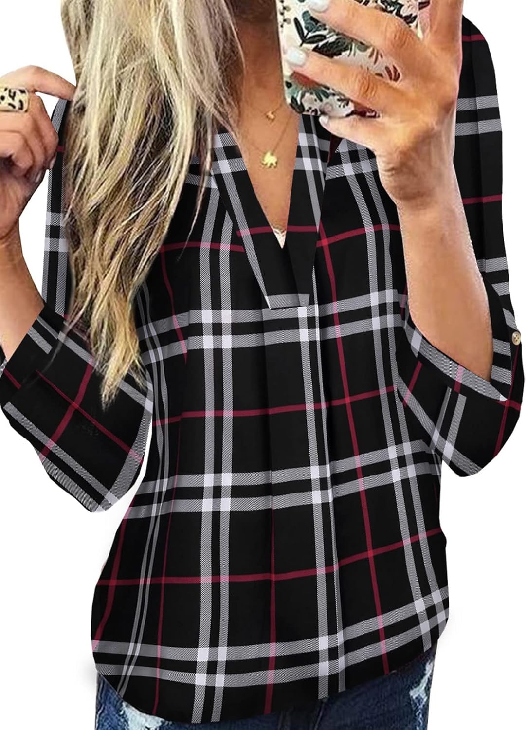 Frau in schwarz-rot kariertem Bluse, Smartphone, modisch, Freizeitkleidung, Damenmode.