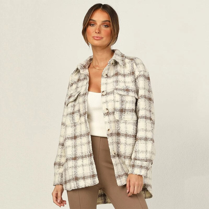Frau trägt karierte Herbstjacke, beige und weiß, lässiger Stil, Damenmode, Mon Ami.