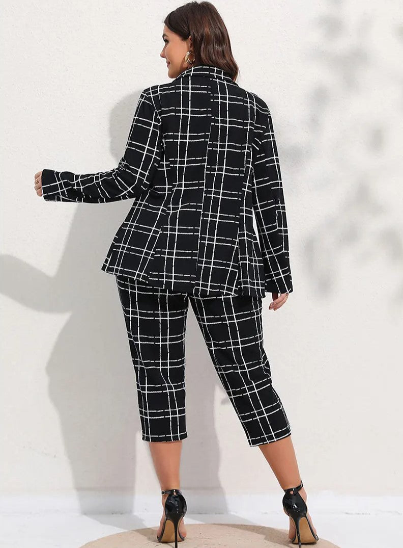 Frau im schwarz-weiß karierten Anzug, Rückansicht, modische Damenbekleidung, Business-Look.