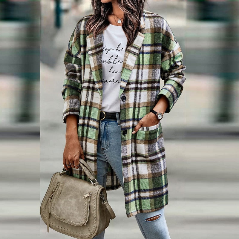Frau in kariertem Mantel, grün-beige, mit Handtasche und Jeans, modisch, Herbstmode.