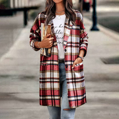 Frau im karierten Mantel, rot-braun, lässig, Herbstmode, Straße, Buch, Jeans, stilvoll.