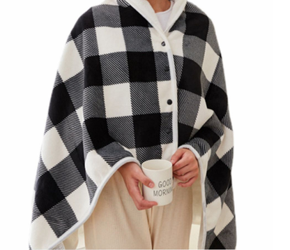 Schwarz-weiß karierte Decke mit Kapuze, weiches Fleece, gemütlich, ideal für kalte Tage.