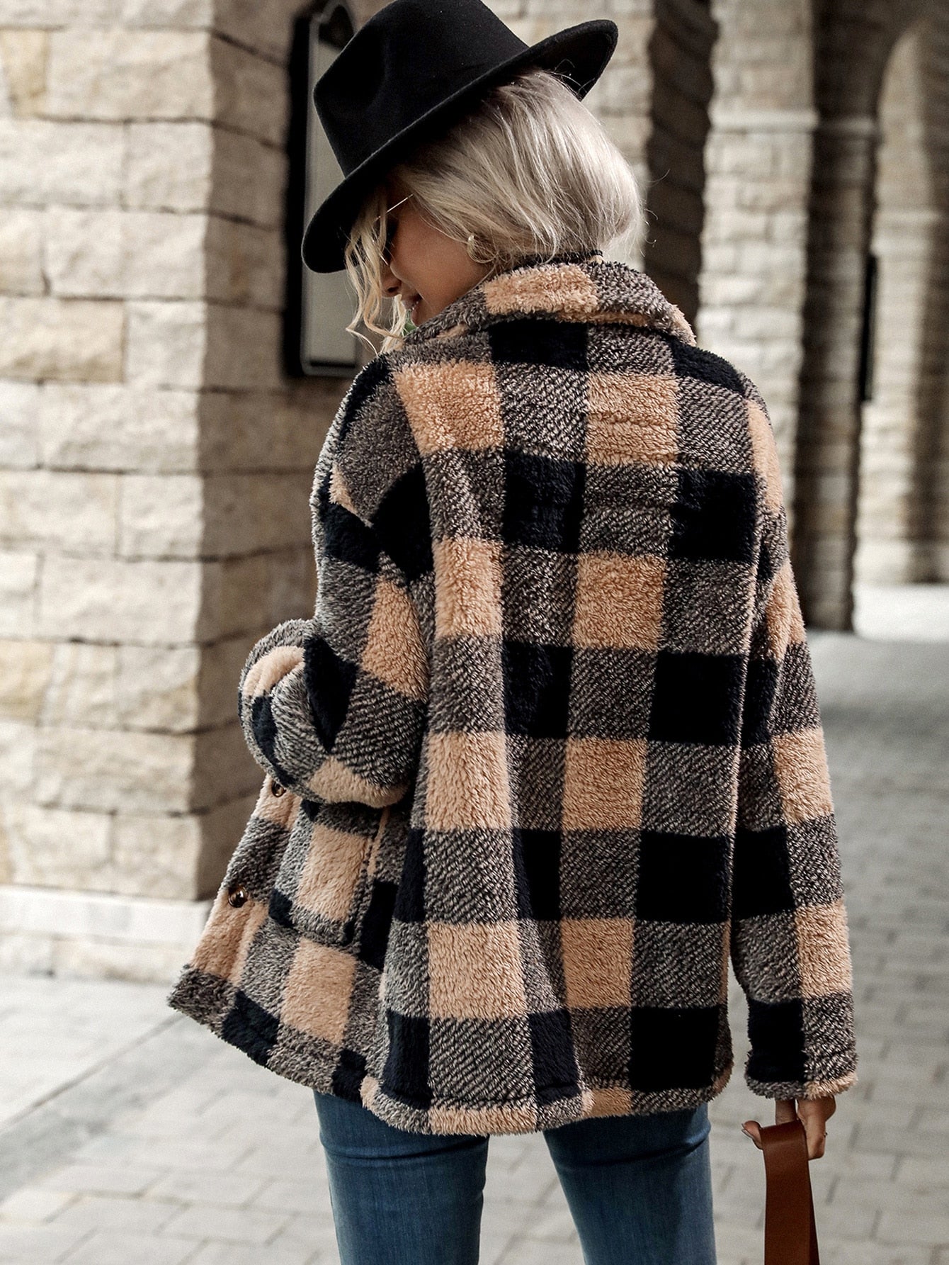 Frau in kariertem Wollmantel, schwarz-beige, mit Hut, Herbstmode, stilvoll, warm, elegant.