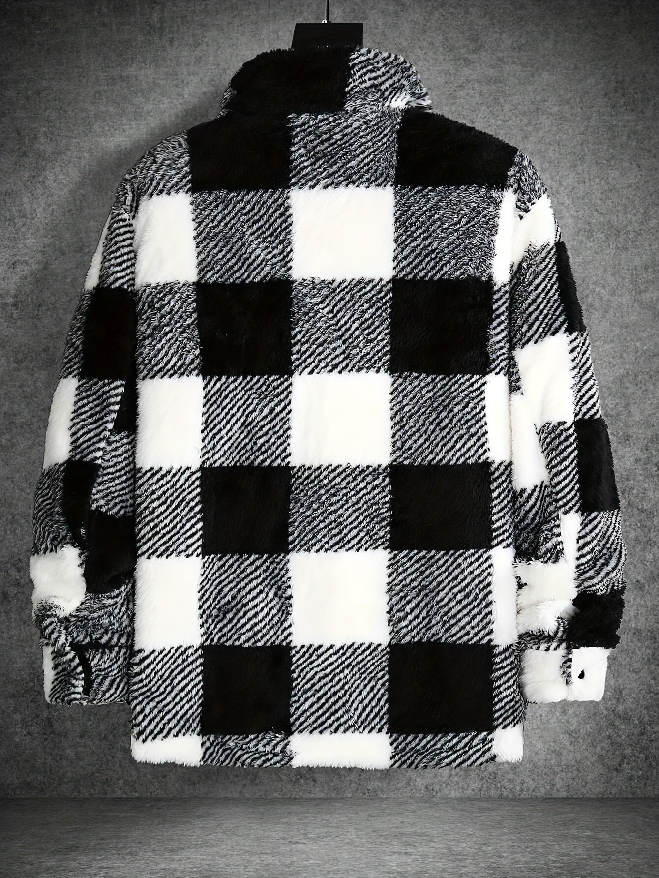 Schwarz-weiß karierte Fleecejacke, warm, modisch, Winterbekleidung, Herrenmode, kariertes Muster.