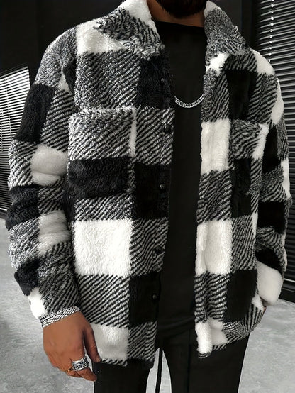 Schwarz-weiß karierte Herrenjacke aus Kunstpelz, warm und modisch für den Winter.