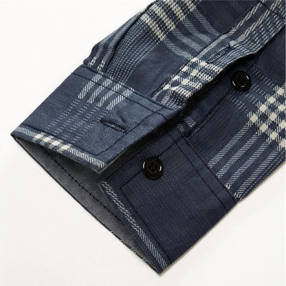 Dunkelblaues kariertes Hemd, Baumwolle, Manschette mit Knöpfen, Herrenmode, elegant.