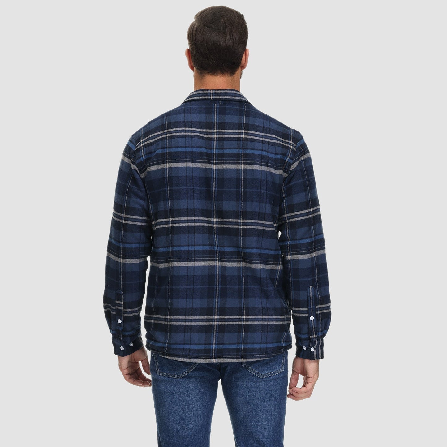 Mann in blau kariertem Flanellhemd, Rückansicht, lässige Herrenmode, Langarm, Baumwolle.