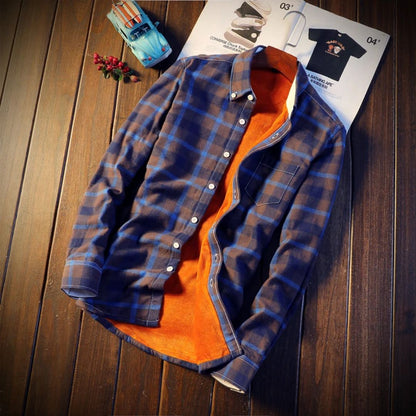 Blau-orange kariertes Herrenhemd aus Baumwolle auf Holztisch, modisch, langärmelig.