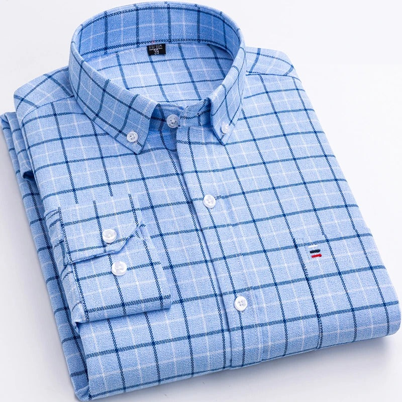 Hellblau kariertes Herrenhemd, Baumwolle, Button-Down-Kragen, gefaltet, modisch, elegant.
