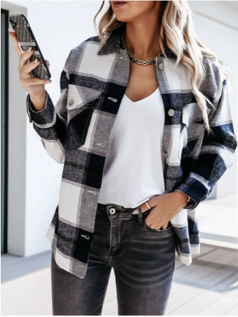 Frau in kariertem Hemd, schwarz-weiß, Smartphone, lässiger Look, Mode, Herbst-Outfit.