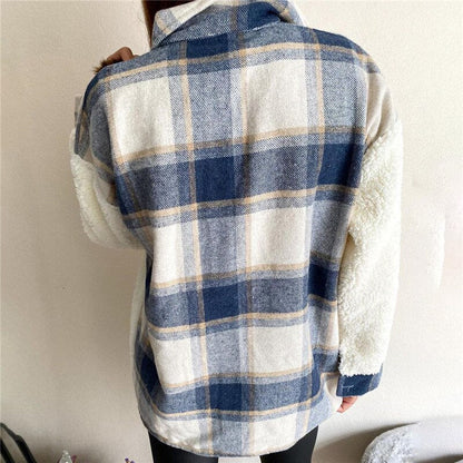 Damenjacke kariert blau-beige, Fleeceärmel, lässig, warm, Herbstmode, Rückansicht.