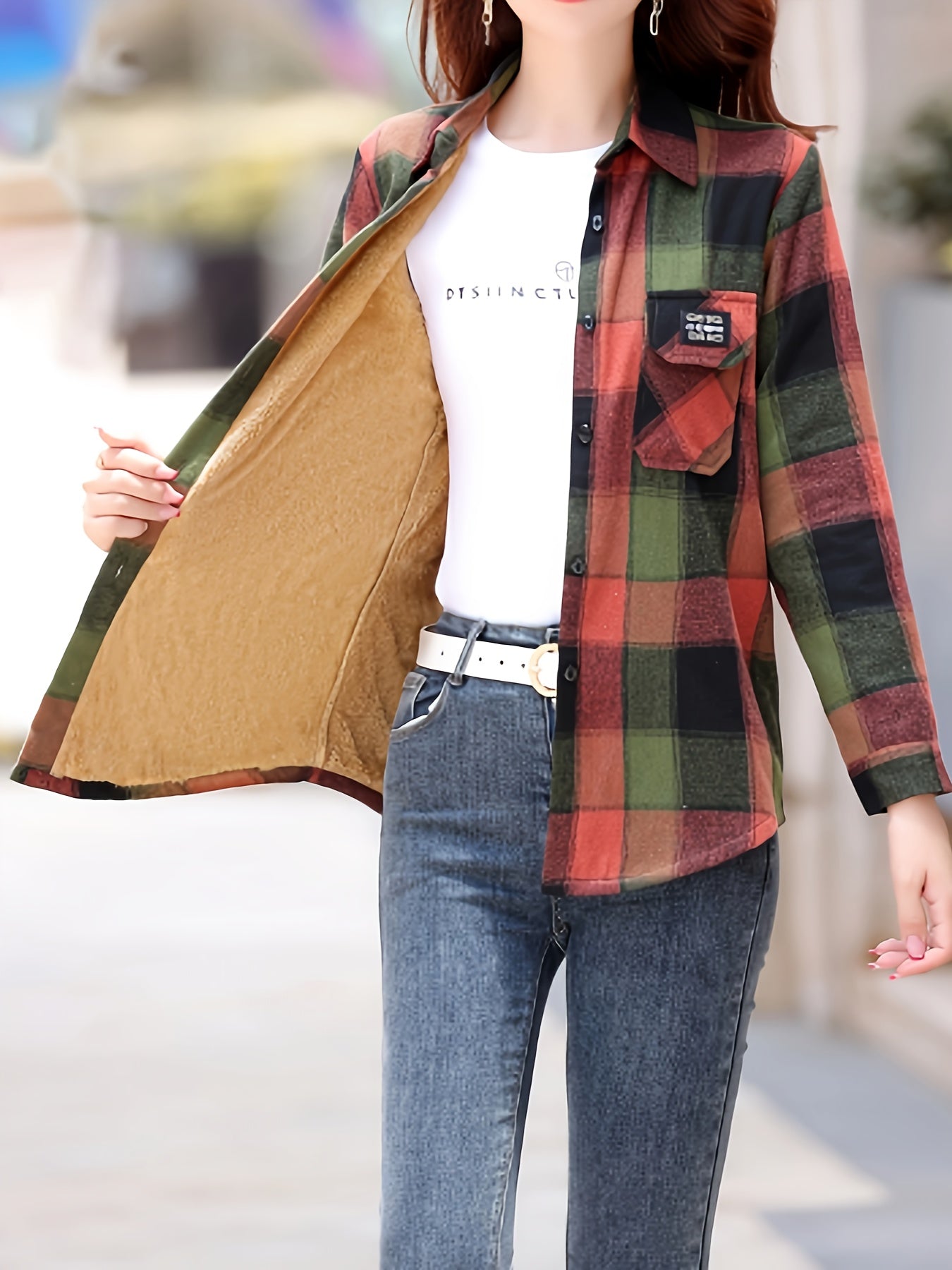Frau trägt kariertes Flanellhemd, rot-grün, mit Jeans, Herbstmode, lässiger Stil.