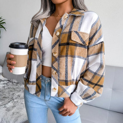 Frau in kariertem Hemd mit Kaffeebecher, modische Freizeitkleidung, Herbstmode, Damenmode.