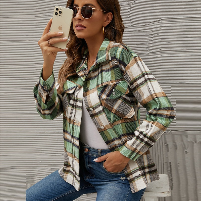 Frau in grüner karierten Jacke, Sonnenbrille, Smartphone, lässige Mode, Streetstyle.